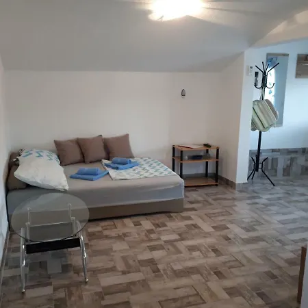 Apartment Anicic Coric Omisalj